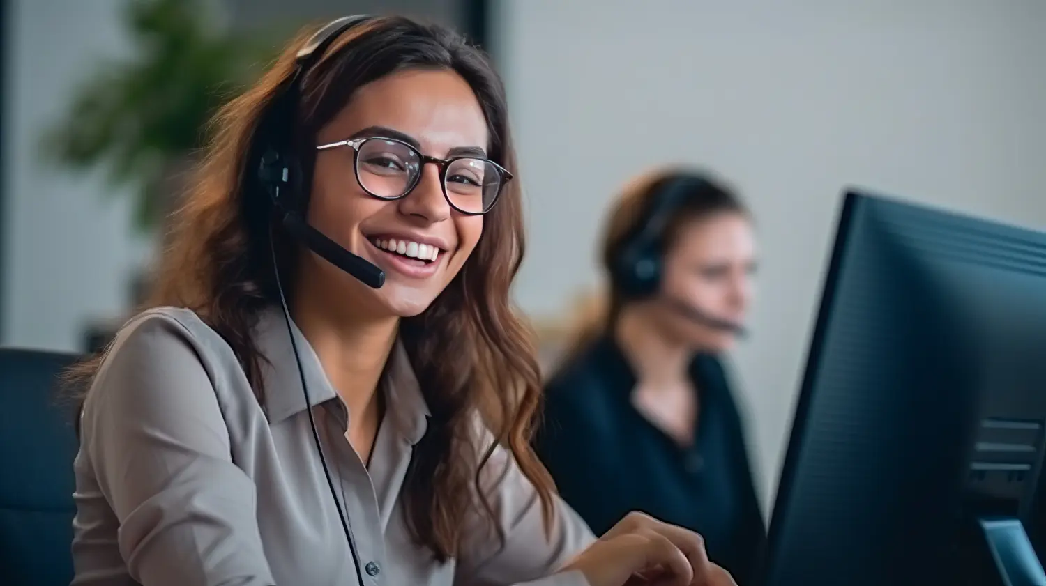 Friedlhuber Finance - Porträt einer Frau, die in einem Callcenter im Kundenservice arbeitet